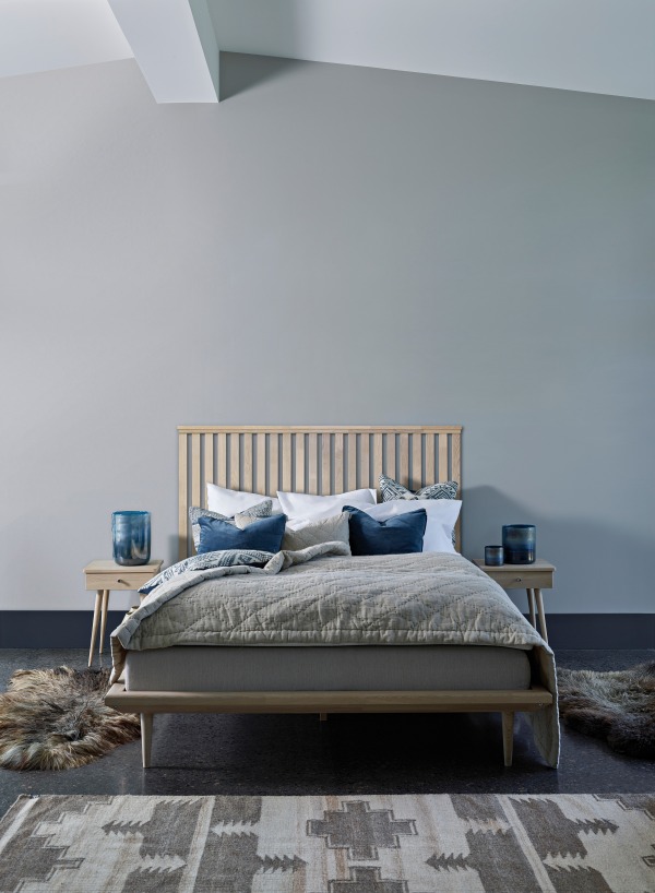 061400160000 Langfoss rammegavl 150 hvitpigmentert eik sammen med Alnes rammeseng og nattbord